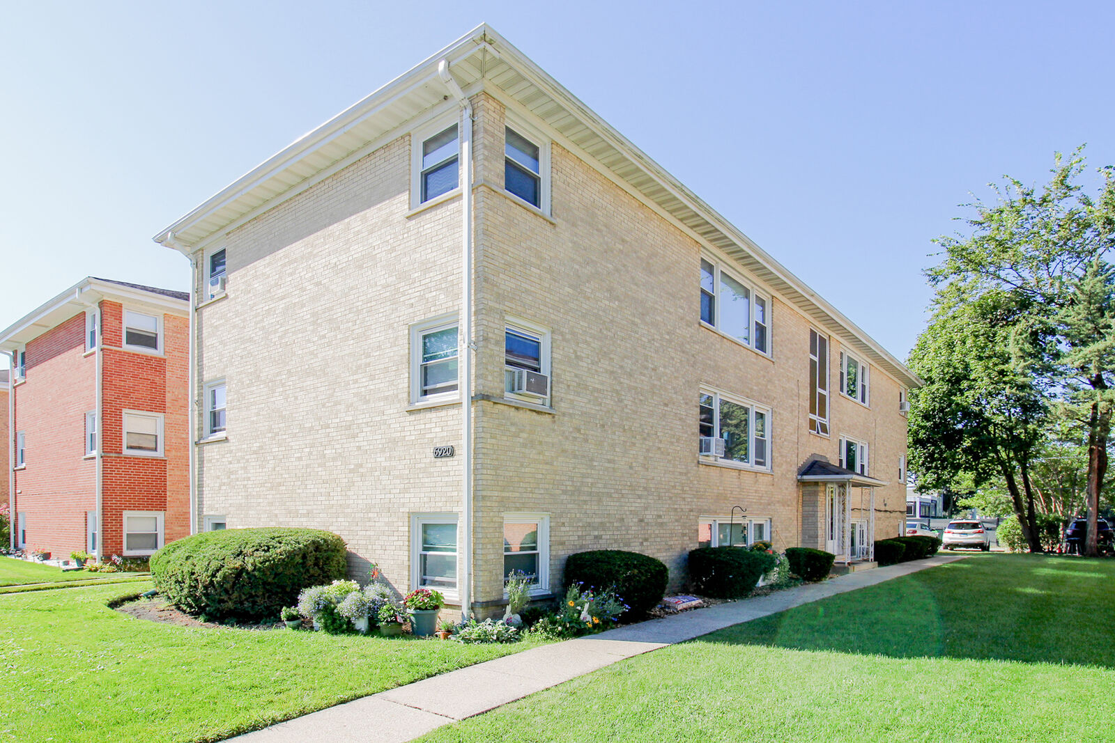 Property Photo:  6920 N Rosemary Lane 1W  IL 60714 
