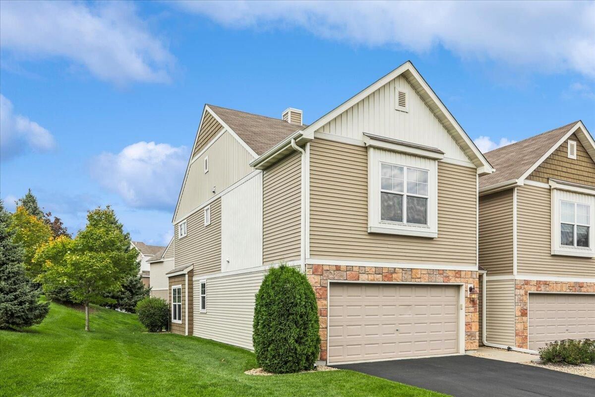 Property Photo:  594 Stonewood Lane  MN 55306 