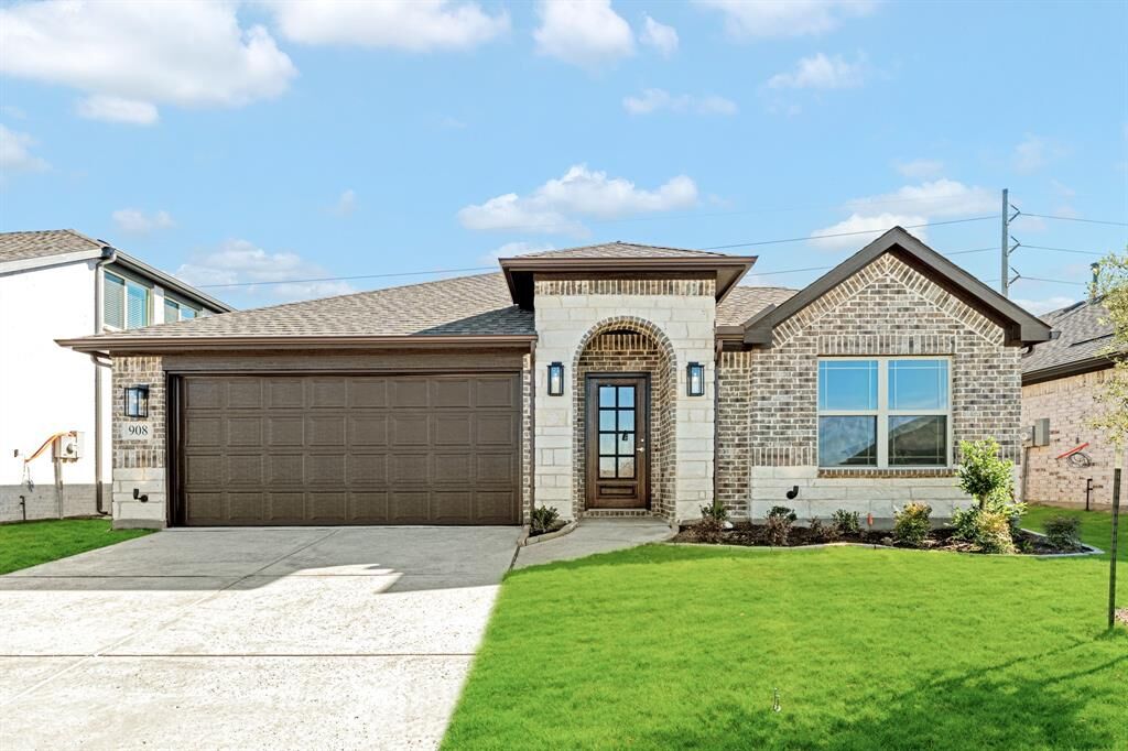 Property Photo:  908 Alder Drive  TX 75166 