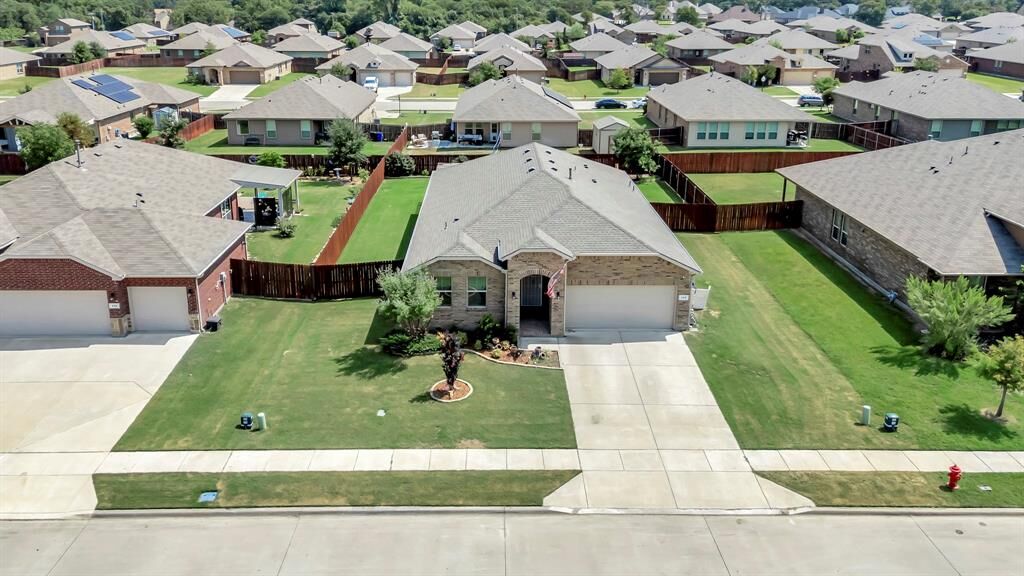 Property Photo: 428 Helm Lane TX 76020