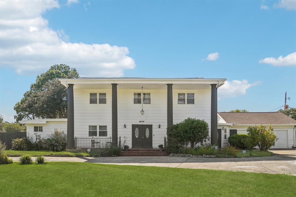 Property Photo: 4608 Kelly Elliott Road TX 76017