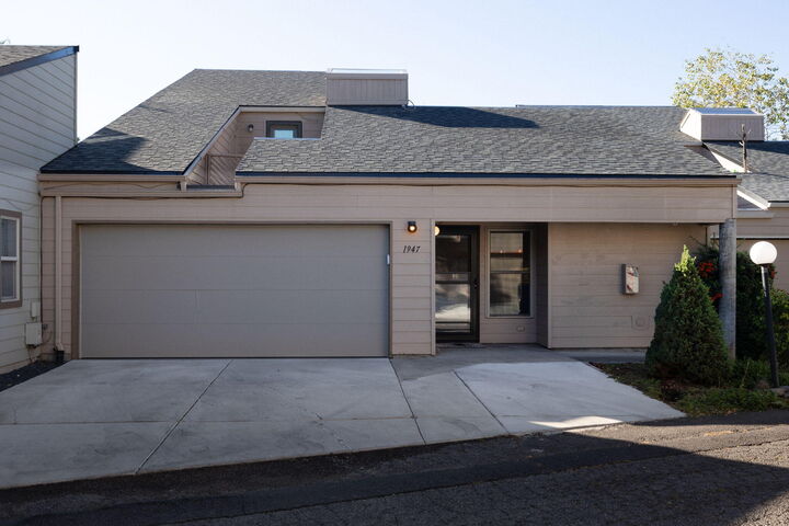 Property Photo:  1947 NE Otelah Place  OR 97701 