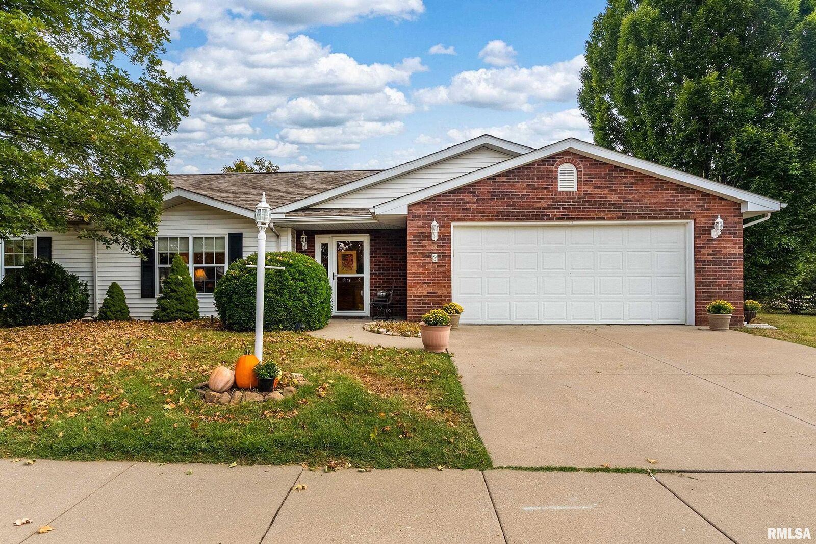Property Photo: 501 Lexington Court IL 62901