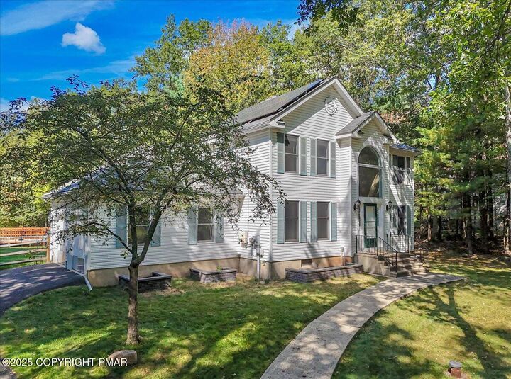 Property Photo:  9 Rollingwood Trail  PA 18353 