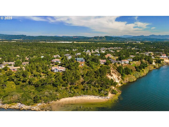 Property Photo:  53 Shoreline Dr  OR 97439 