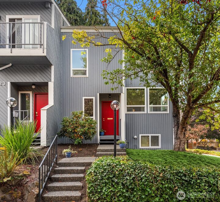 Property Photo:  4424  4th Avenue NW 5  WA 98107 