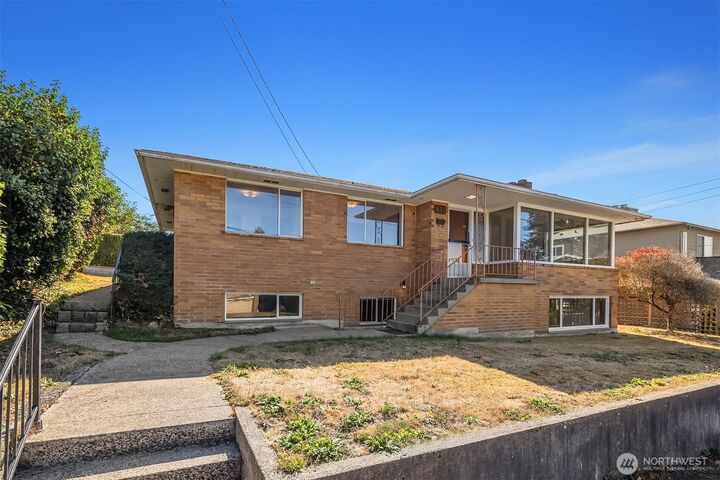 Property Photo:  812  Main Street  WA 98020 