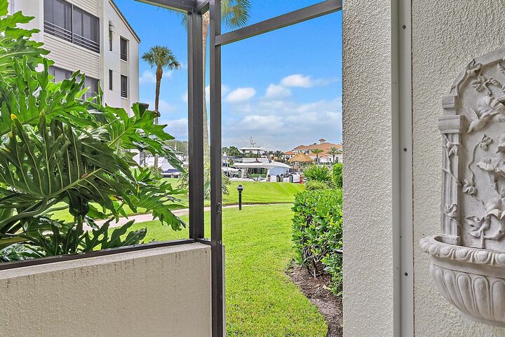 Property Photo:  811 Oak Harbour Drive  FL 33408 