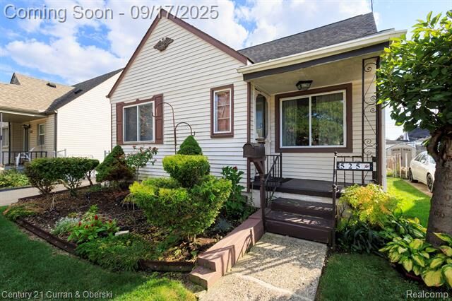 Property Photo:  525 Garfield Avenue  MI 48146 