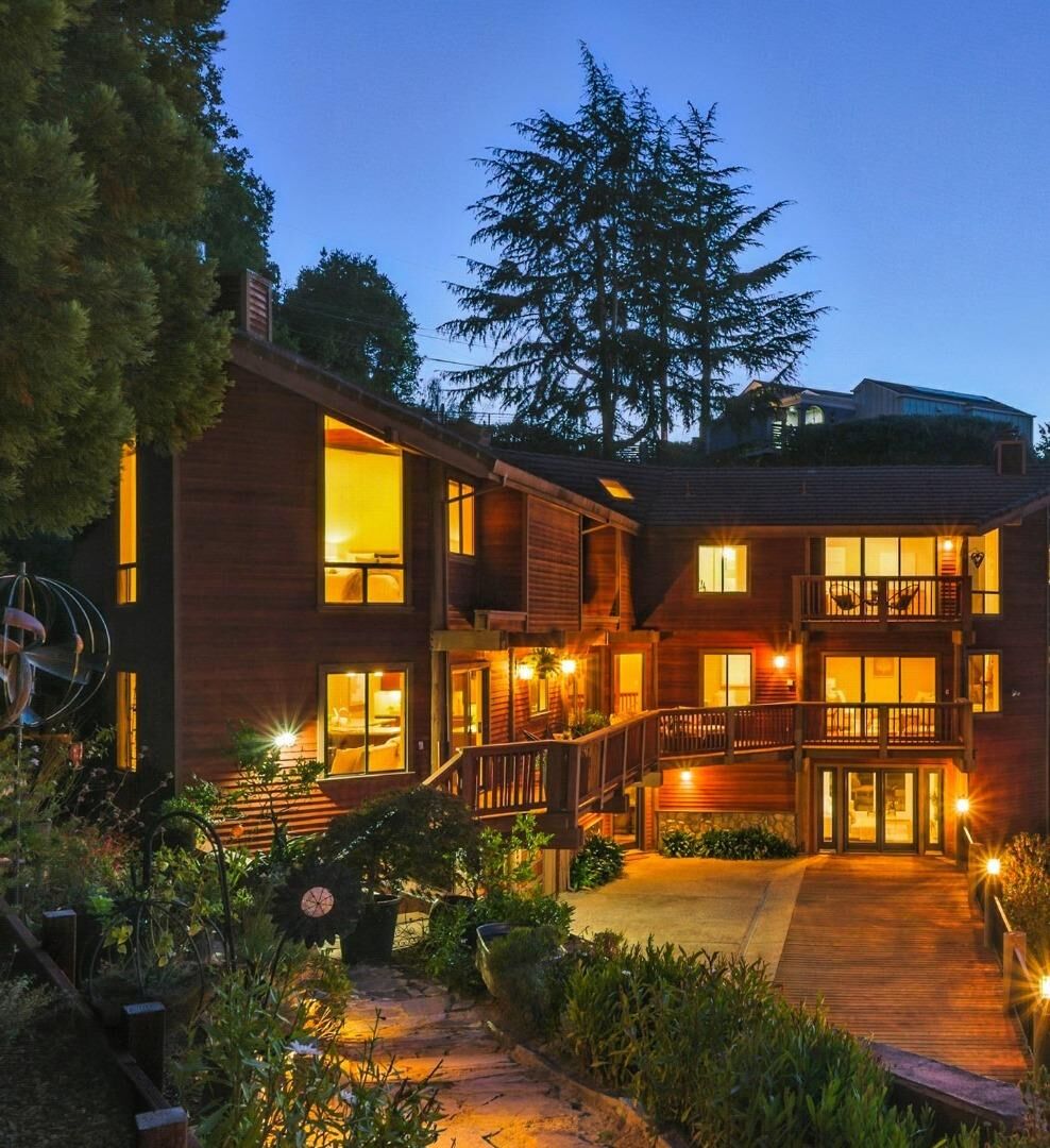 Property Photo:  400 Winding Way  CA 94070