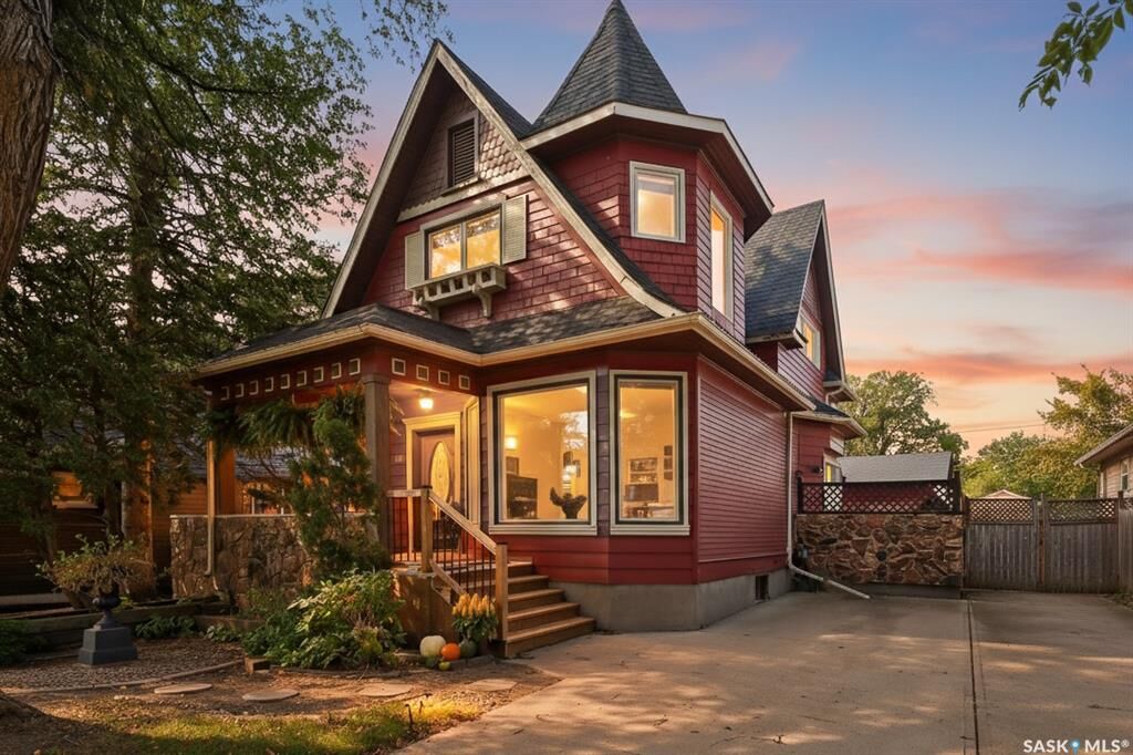 Property Photo:  1086 5th Avenue NW  SK S6H 3Y4 