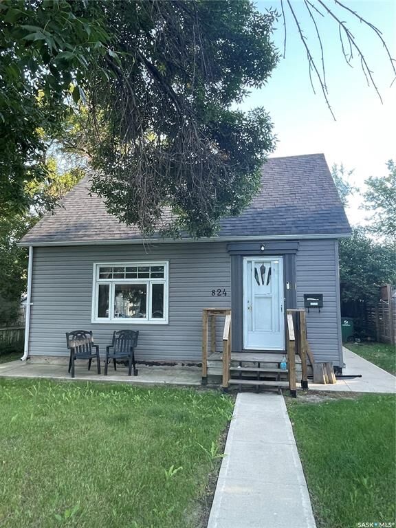 Property Photo:  824 8th Street E  SK S7H 0R6 