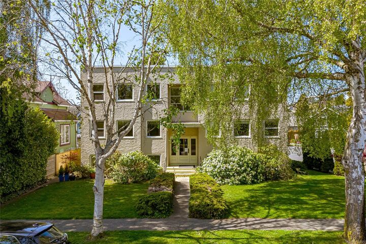 Property Photo:  370 Richmond Ave  BC V8S 3Y1 