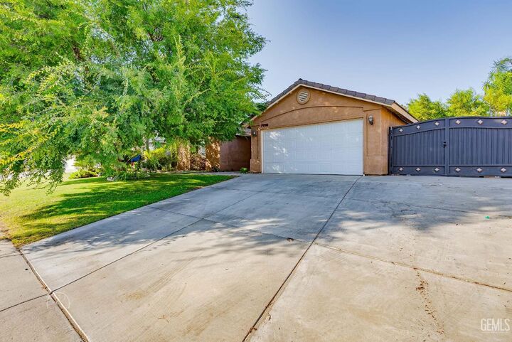 Property Photo:  12418 Grand Teton Drive  CA 93312 