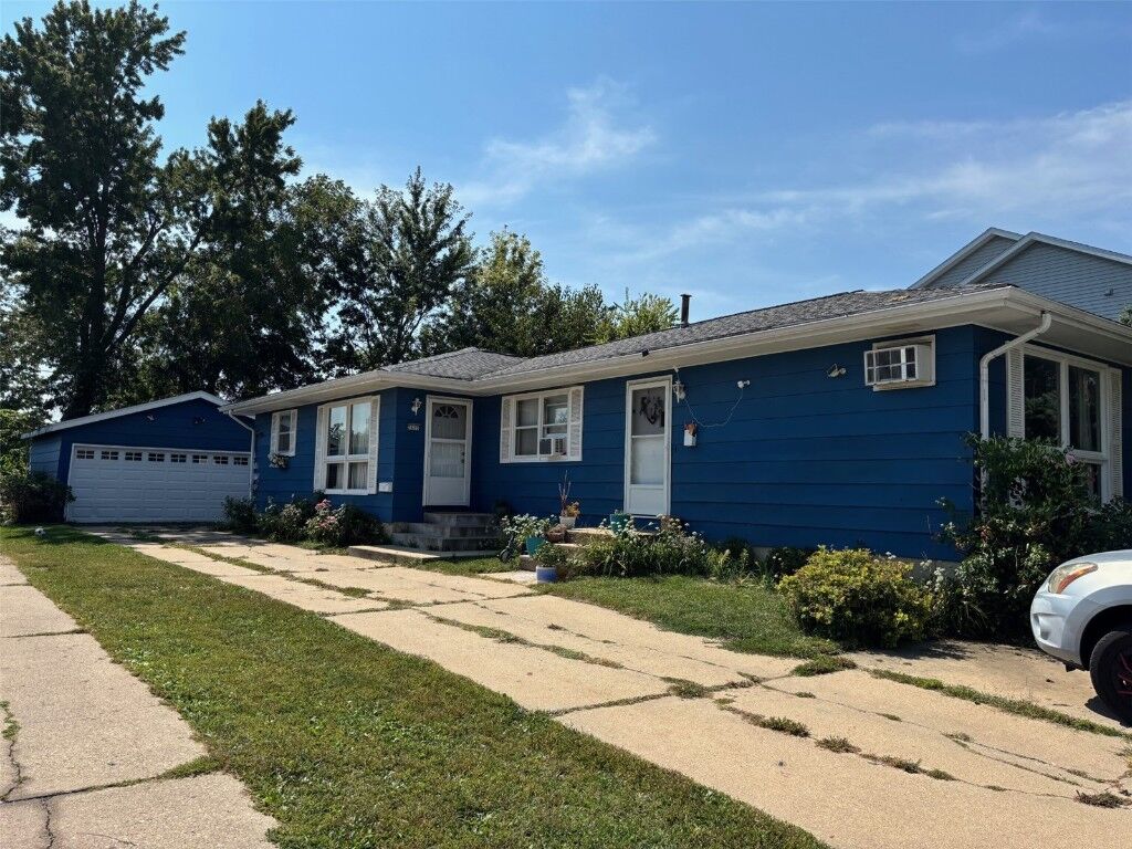 Property Photo: 2605-2615 5th Avenue IA 52302