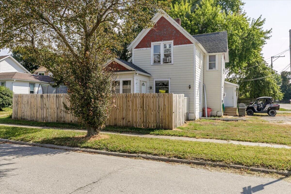 Property Photo: 922 Mamie Eisenhower IA 50036