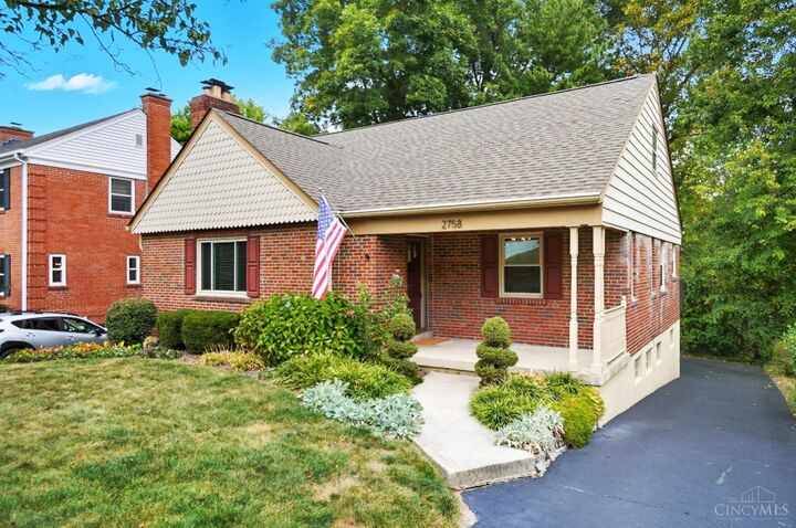 2758 Losantiridge Avenue  Columbia Twp OH 45213 photo