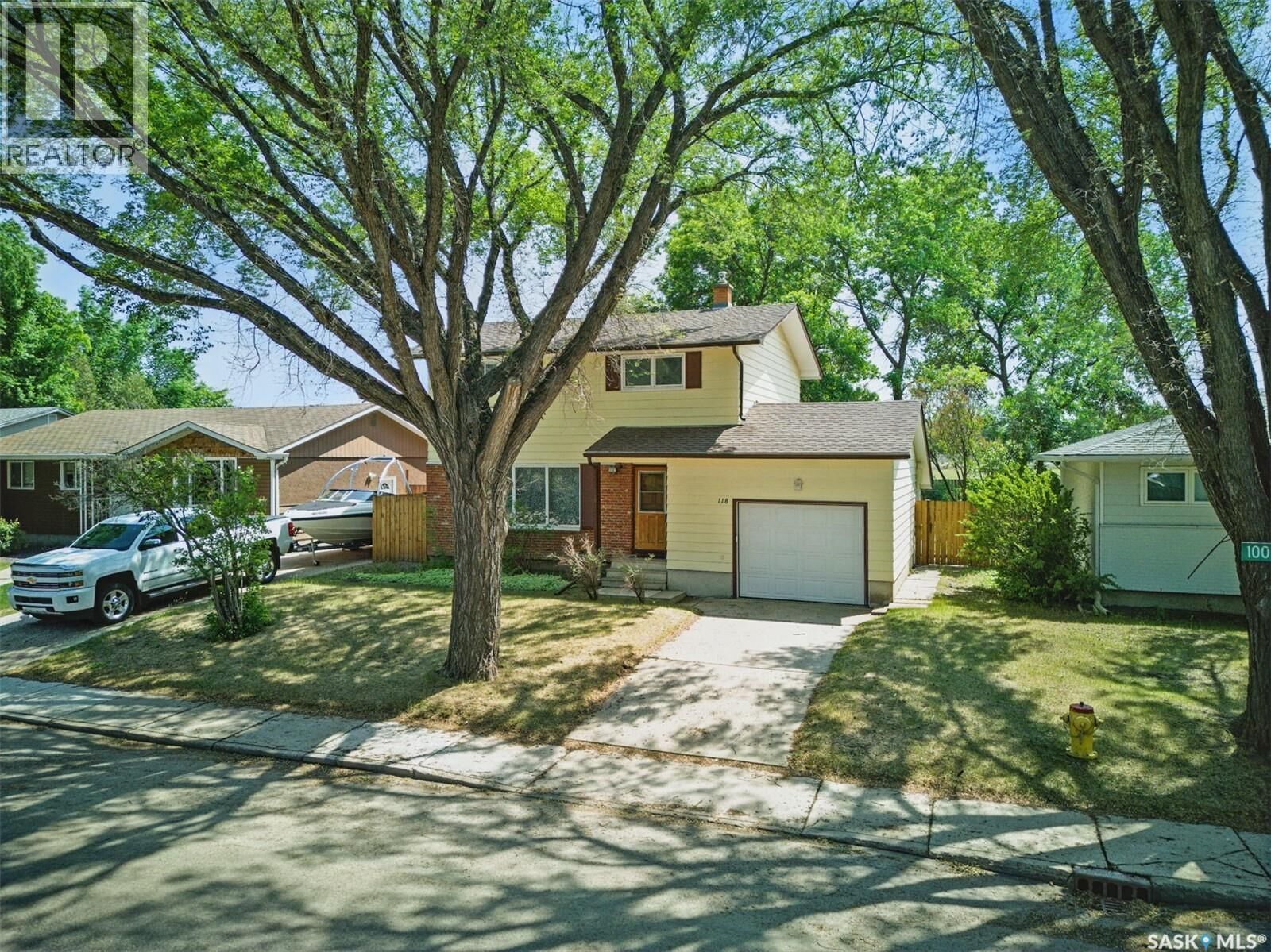 Property Photo: 118 East Drive SK S7J 2X5