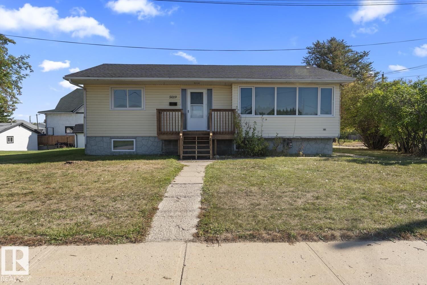 Property Photo: 5019 62 St AB T9M 1T6