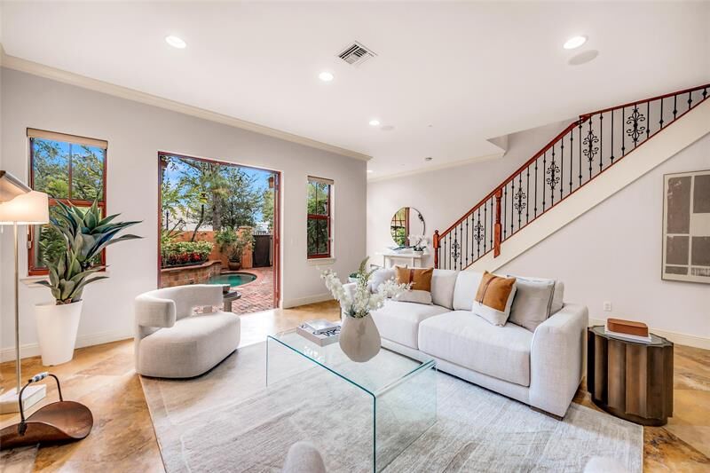 Property Photo:  1025 SE 2nd Ct 1025  FL 33301 