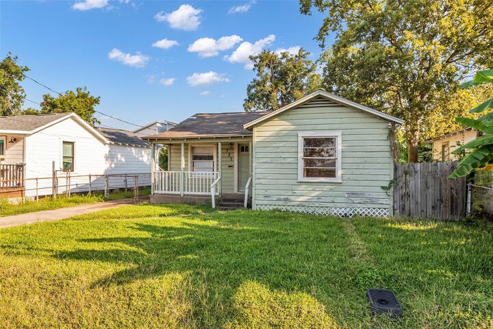 Property Photo:  131 E 31st 1/2 Street  TX 77018 