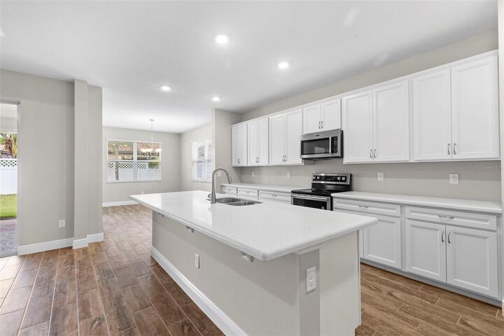 Property Photo:  11933 Cinnamon Fern Drive  FL 33579 