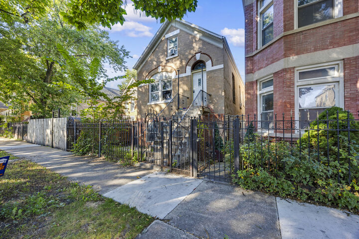 Property Photo:  2334 S Trumbull Avenue  IL 60623 