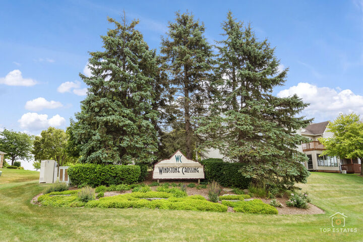 Property Photo:  951 Viewpoint Drive 951  IL 60156 