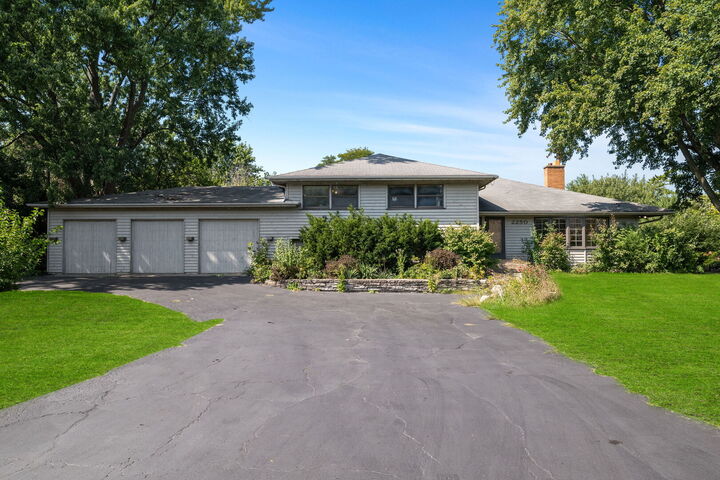 Property Photo: 2250 White Oak Drive IL 60062
