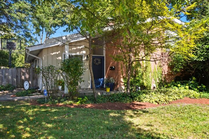 Property Photo: 900 Cambridge Lane IL 60091