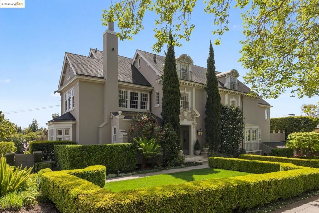 Property Photo:  44 Farragut Ave  CA 94610-1217