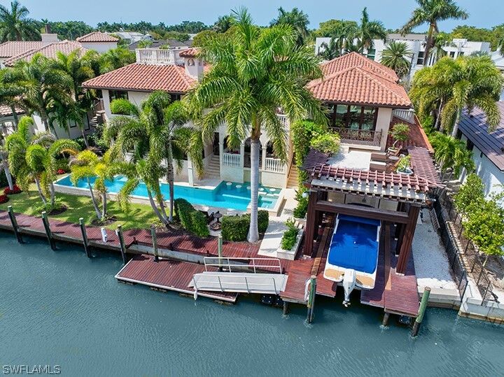 Property Photo: 2233 Forrest Lane FL 34102