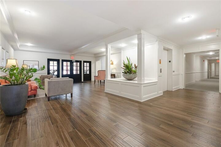 Property Photo: 801 Rue Burgundy 218 LA 70005