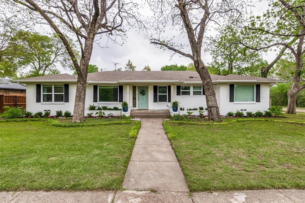Property Photo: 10306 Lippitt Avenue TX 75218