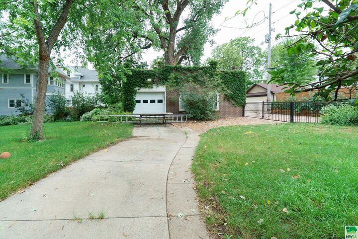 Property Photo:  2423 Jackson St  IA 51104 