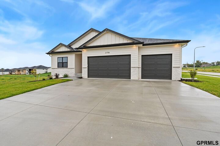 Property Photo:  21706 Parkview Drive  NE 68028 