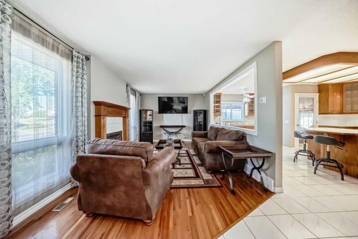 Property Photo:  6807 22 Avenue NE  AB T1Y 1P3 