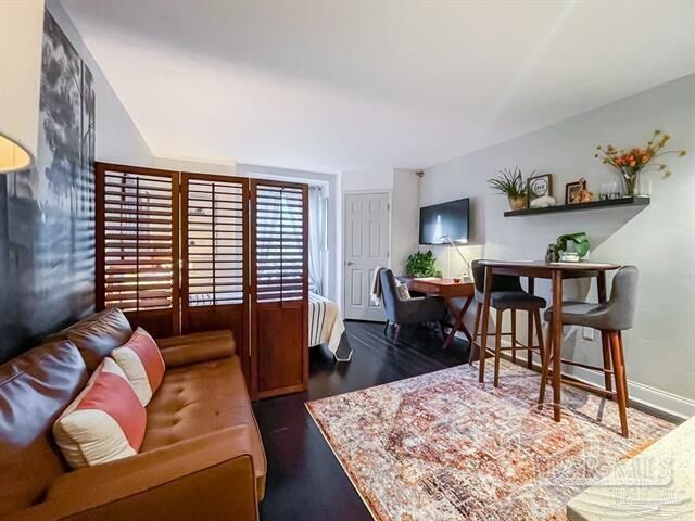 Property Photo: 224 E Garden St 413 FL 32502