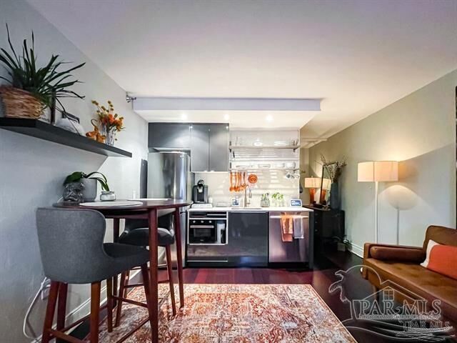 Property Photo:  224 E Garden St 413  FL 32502