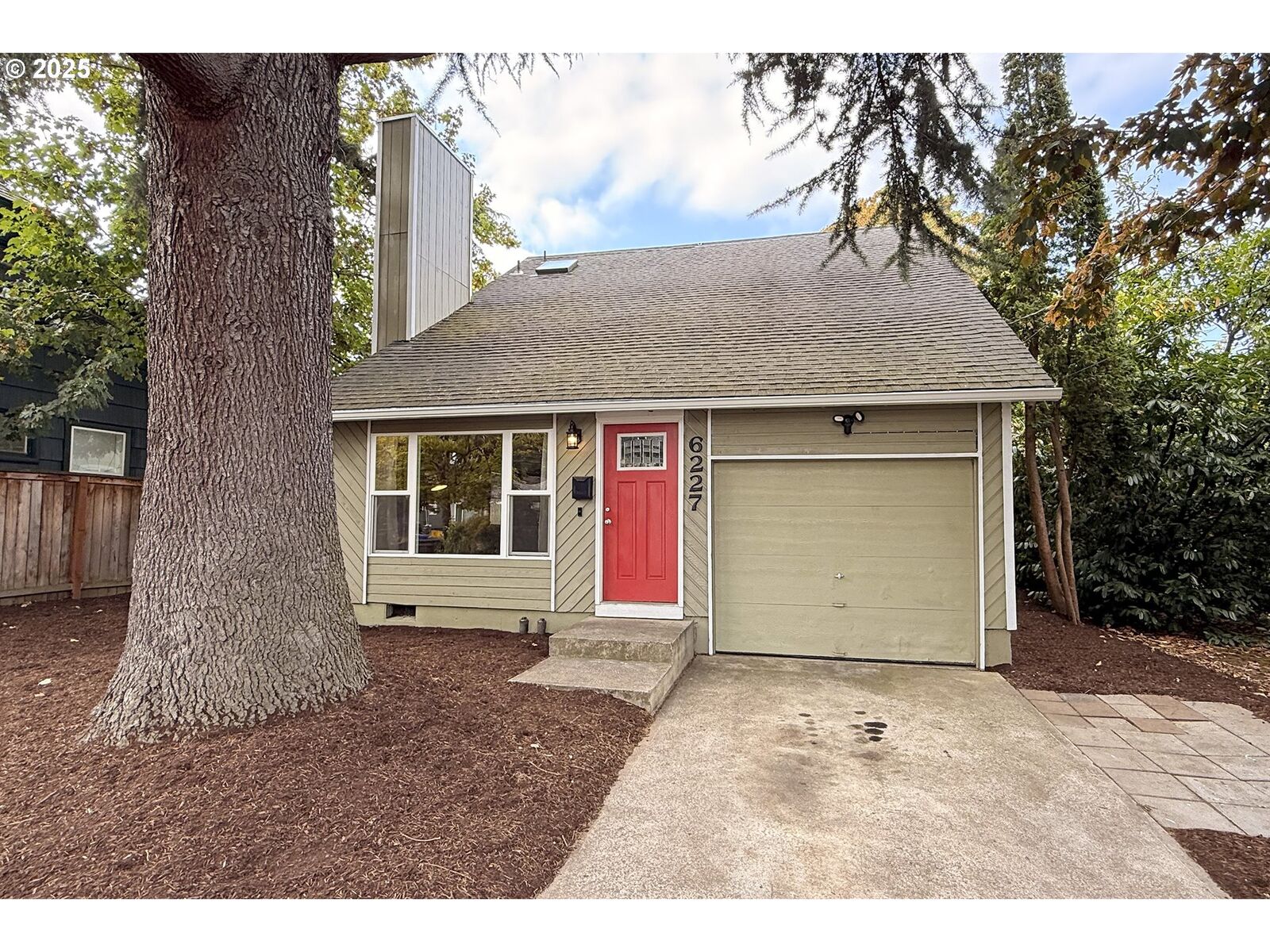 Property Photo:  6227 NE 10th Ave  OR 97211 