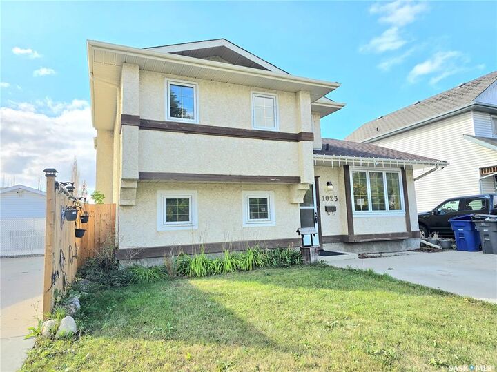 Property Photo: 1023 Steeves Avenue SK S7L 5N6