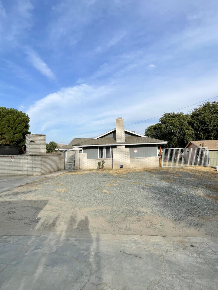 Property Photo:  1412 E Springville Avenue  CA 93257 