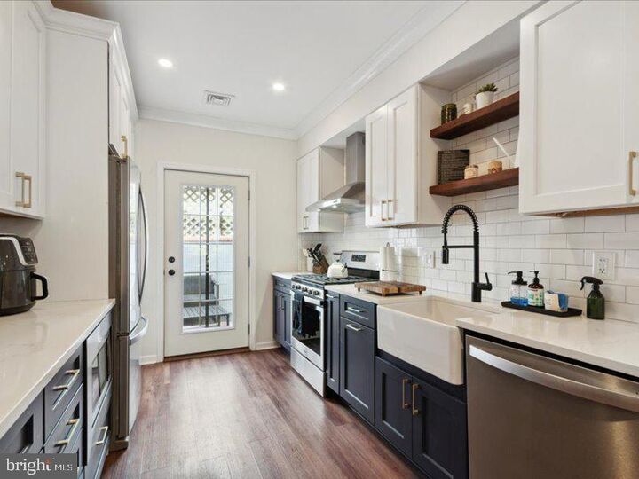 537 Watkins Street  Philadelphia PA 19148 photo