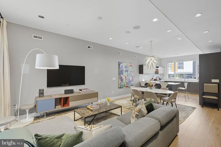 Property Photo:  204 W Laurel Street 6 5  PA 19123 