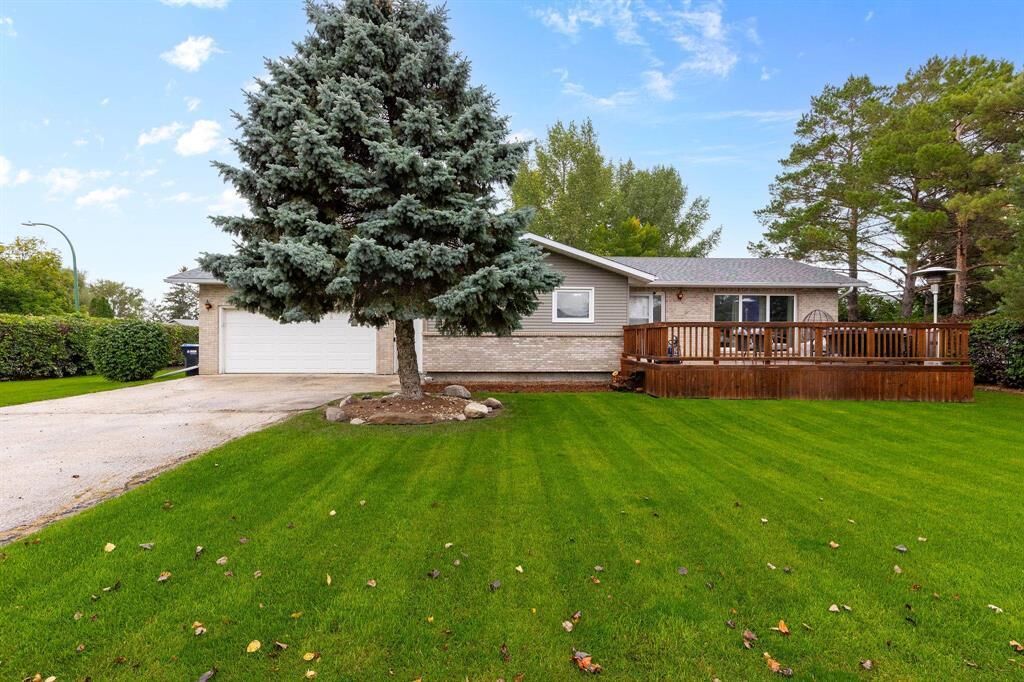 Property Photo:  111 Willow Drive  MB R0G 1K0 
