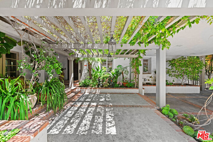 Property Photo:  512 N Palm Dr  CA 90210 