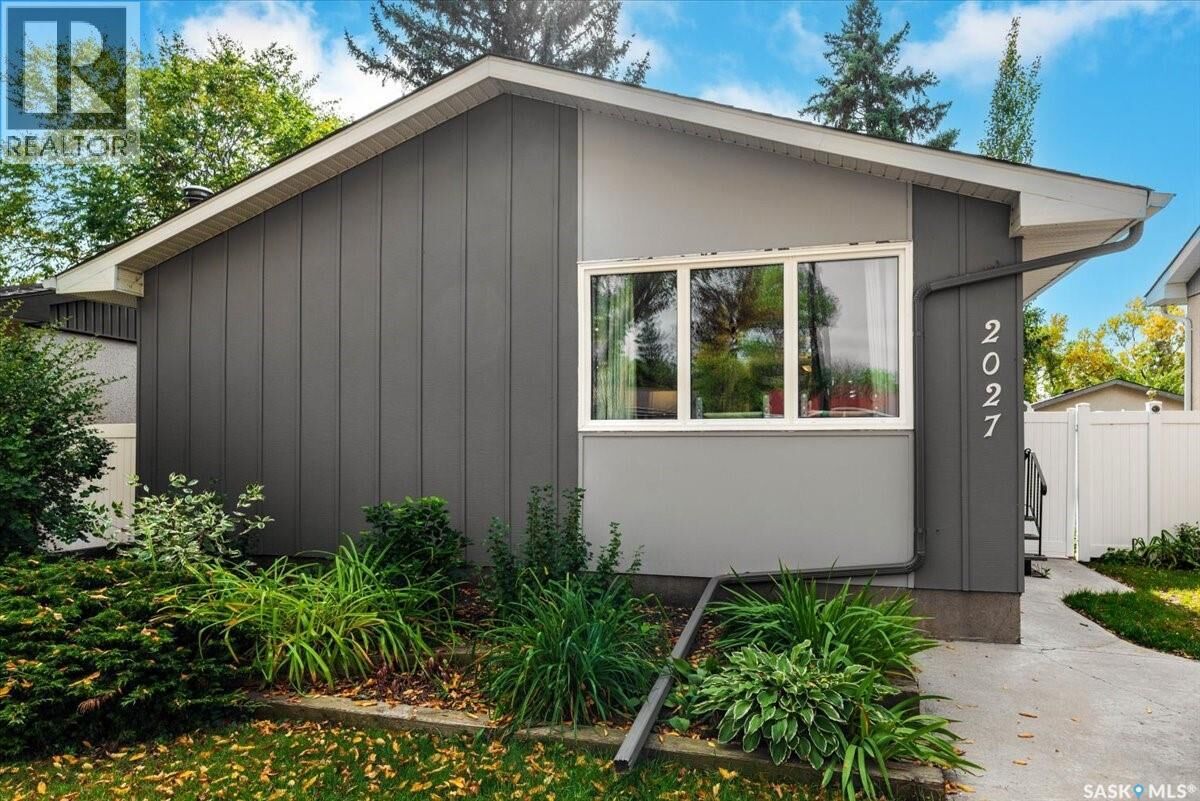 Property Photo:  2027 Dewdney Avenue E  SK S4N 4C3 