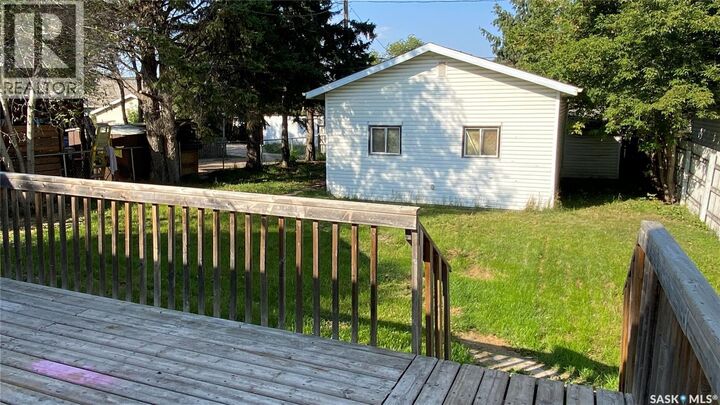 Property Photo:  866 4th Street E  SK S6V 0K5 