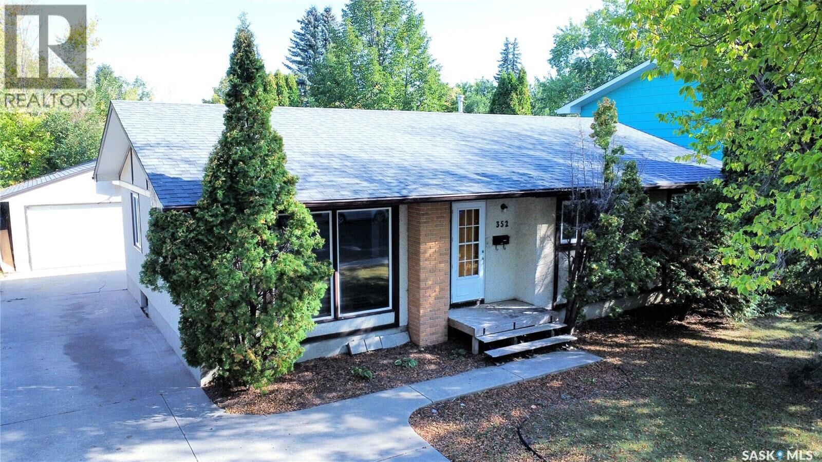 Property Photo:  352 Carleton Drive  SK S7H 4C1 