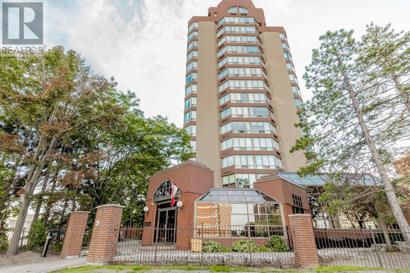 Property Photo:  25 Fairview Road West 208  ON L5B 3Y8 